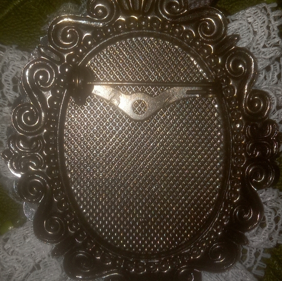 Vintage Doll Face Brooch - Picture 5 of 6